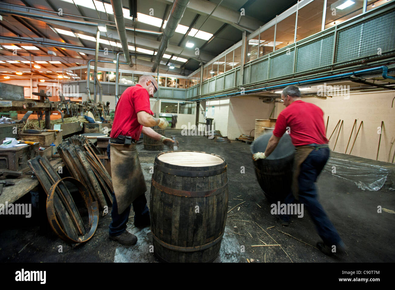 Canna maker a Speyside Cooperage, Craigellachie, Aberdeenshire, Scozia Foto Stock