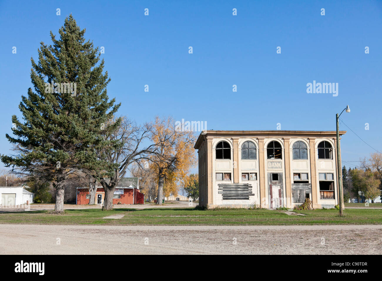 Abbandonato edificio della banca in una piccola città, città di restringimento, Maxbass, Minot, il Dakota del Nord, Stati Uniti d'America, STATI UNITI D'AMERICA Foto Stock