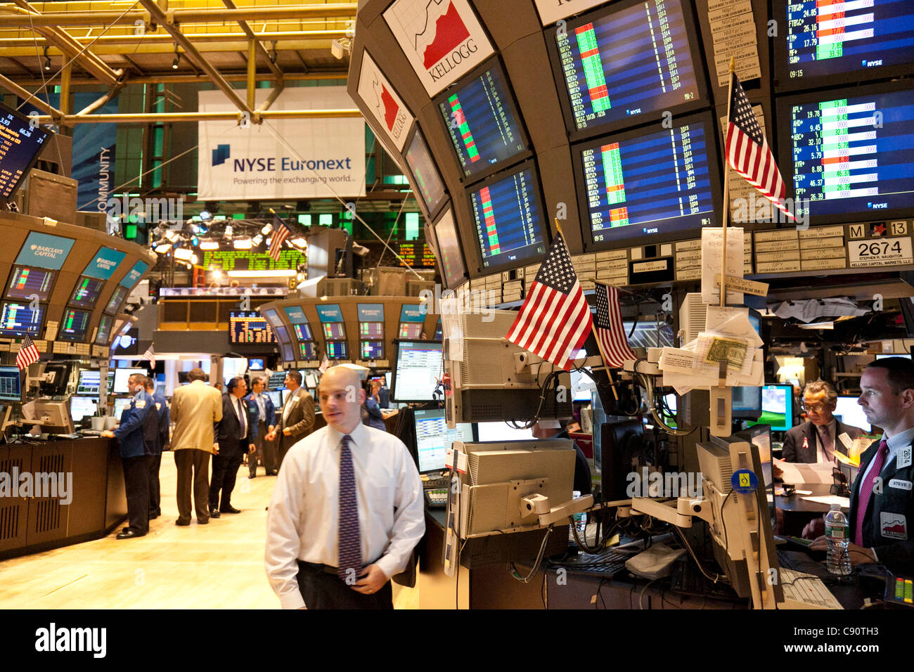 Broker schermate nei pressi di New York Stock Exchange Centre del mondo finanziario Manhattan New York City Stati Uniti d'America Foto Stock