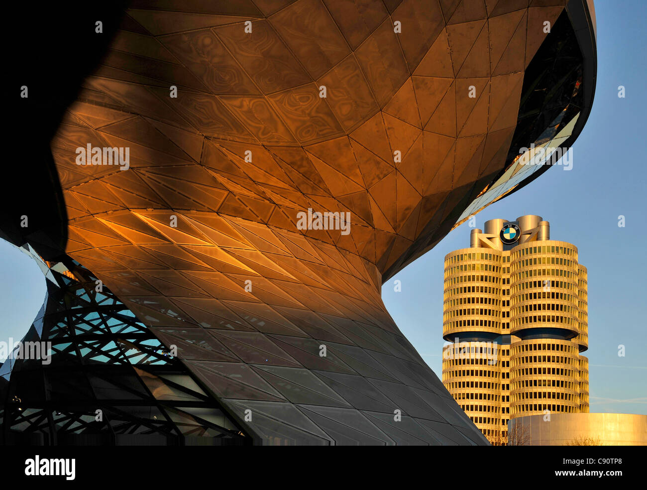 BMW World, BMW sede in background, Monaco di Baviera, Germania Foto Stock