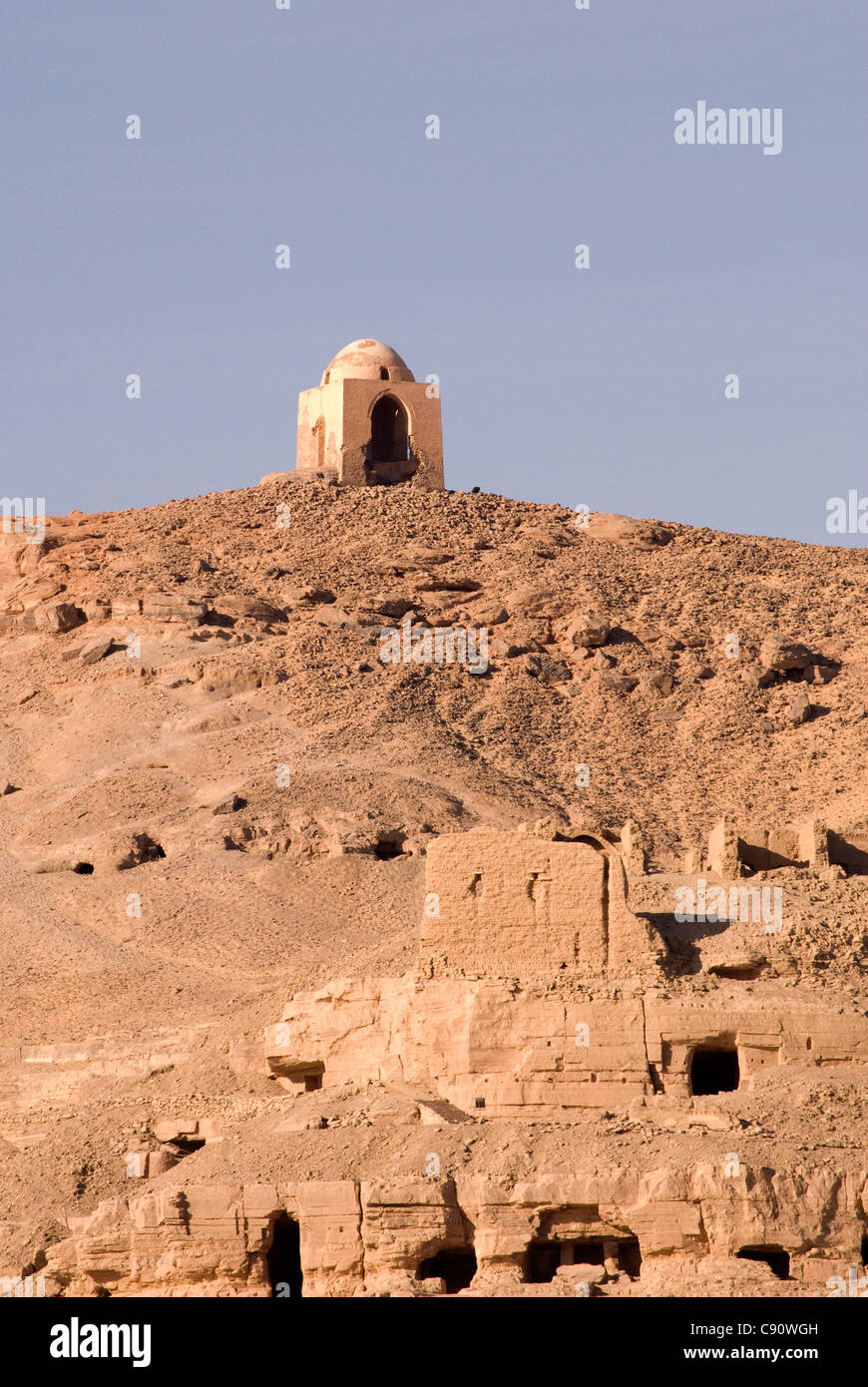 Il mausoleo sulle rive del fiume Nilo ad Assuan è chiamato la collina di tombe. Valle del Nilo in Egitto. Foto Stock