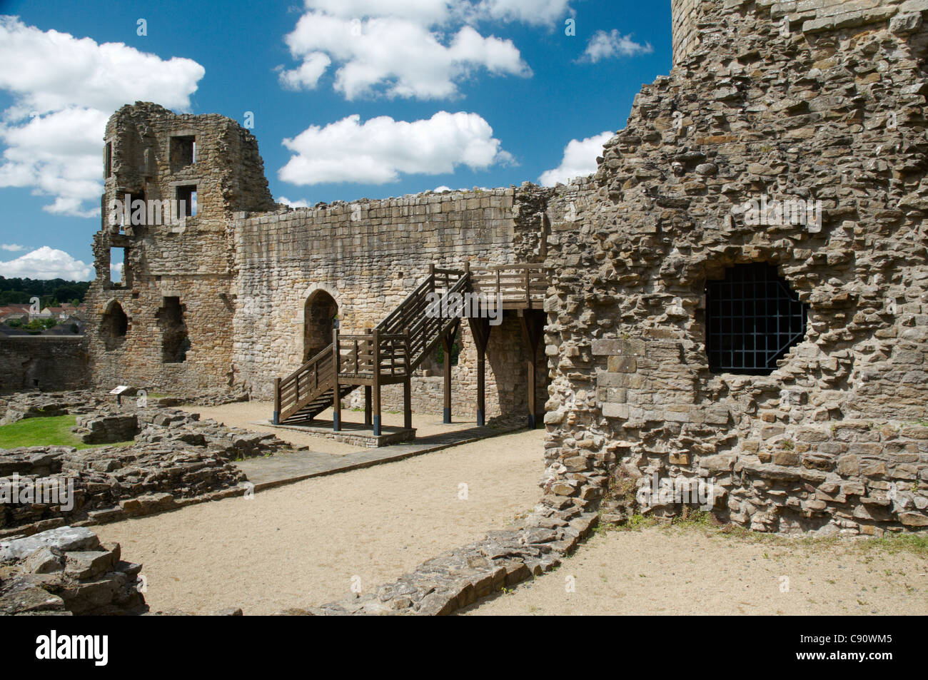 Barnard Castle è un castello storico sulla rupe sopra il Fiume Tees a un vitale punto strategico in corrispondenza di un attraversamento di fiume costruito nel Foto Stock