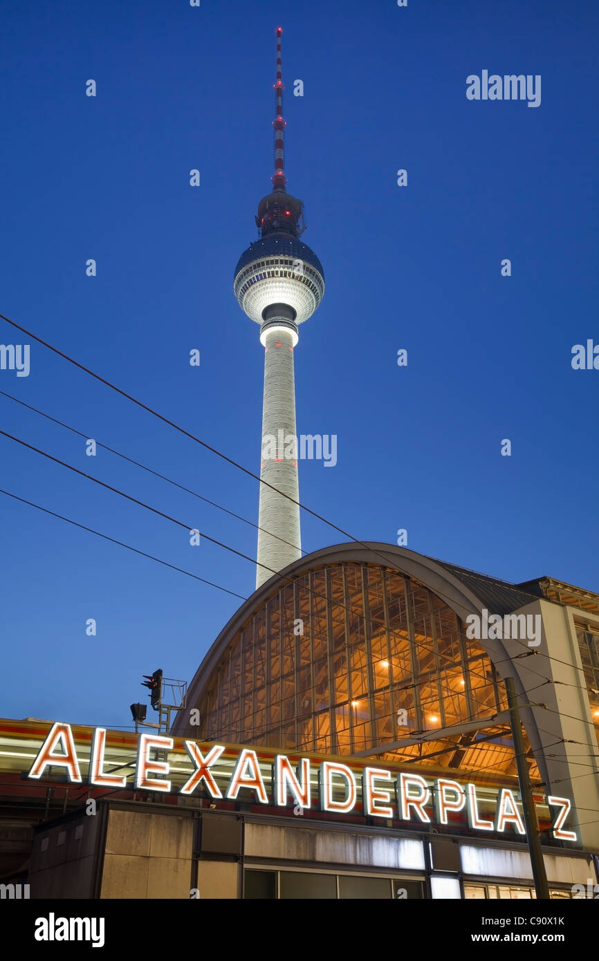 La torre della televisione e segno di Alexanderplatz di Berlino, Germania Foto Stock