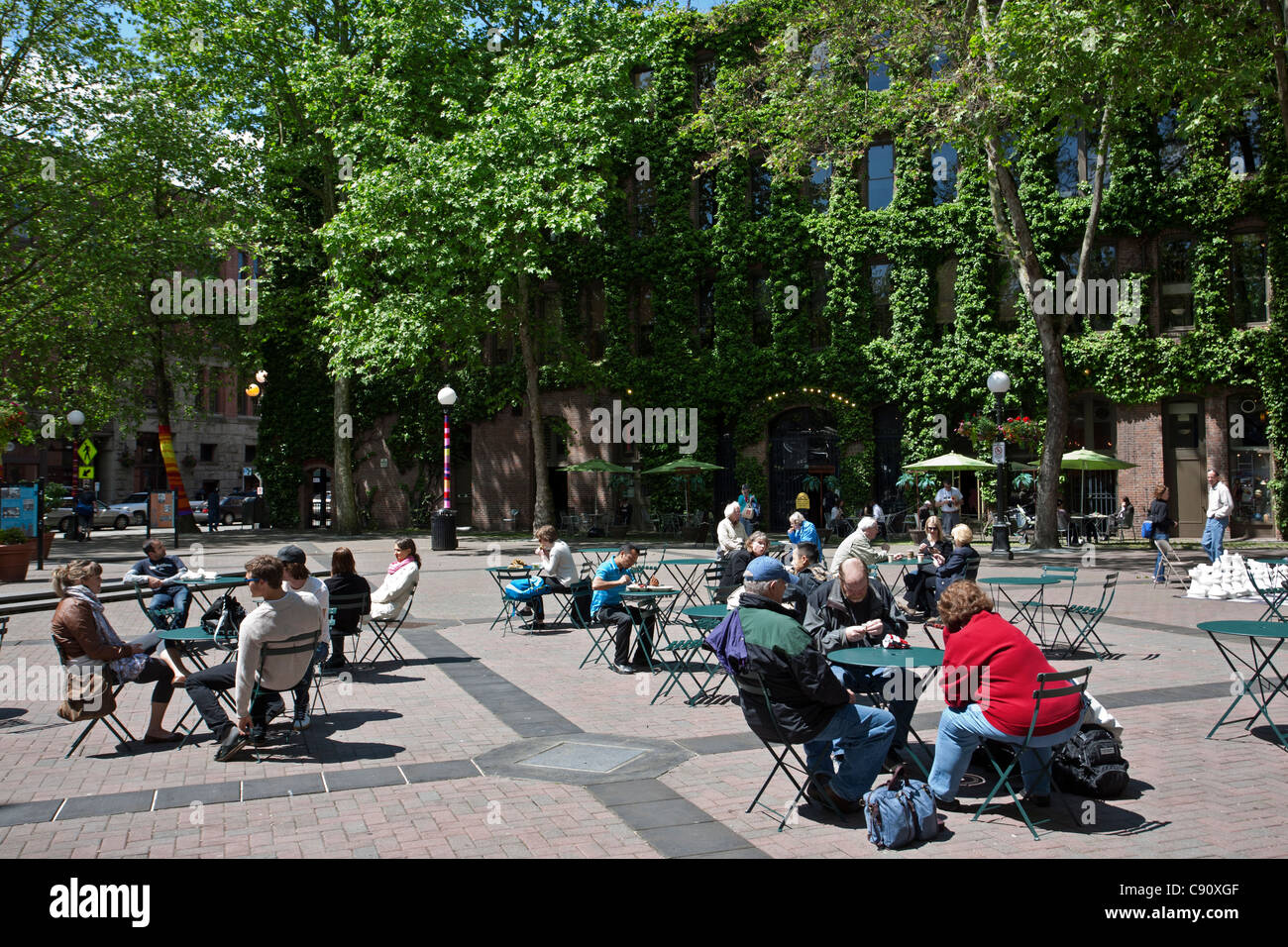 Persone sedute e chat. Pioneer Square. Seattle. Stati Uniti d'America Foto Stock