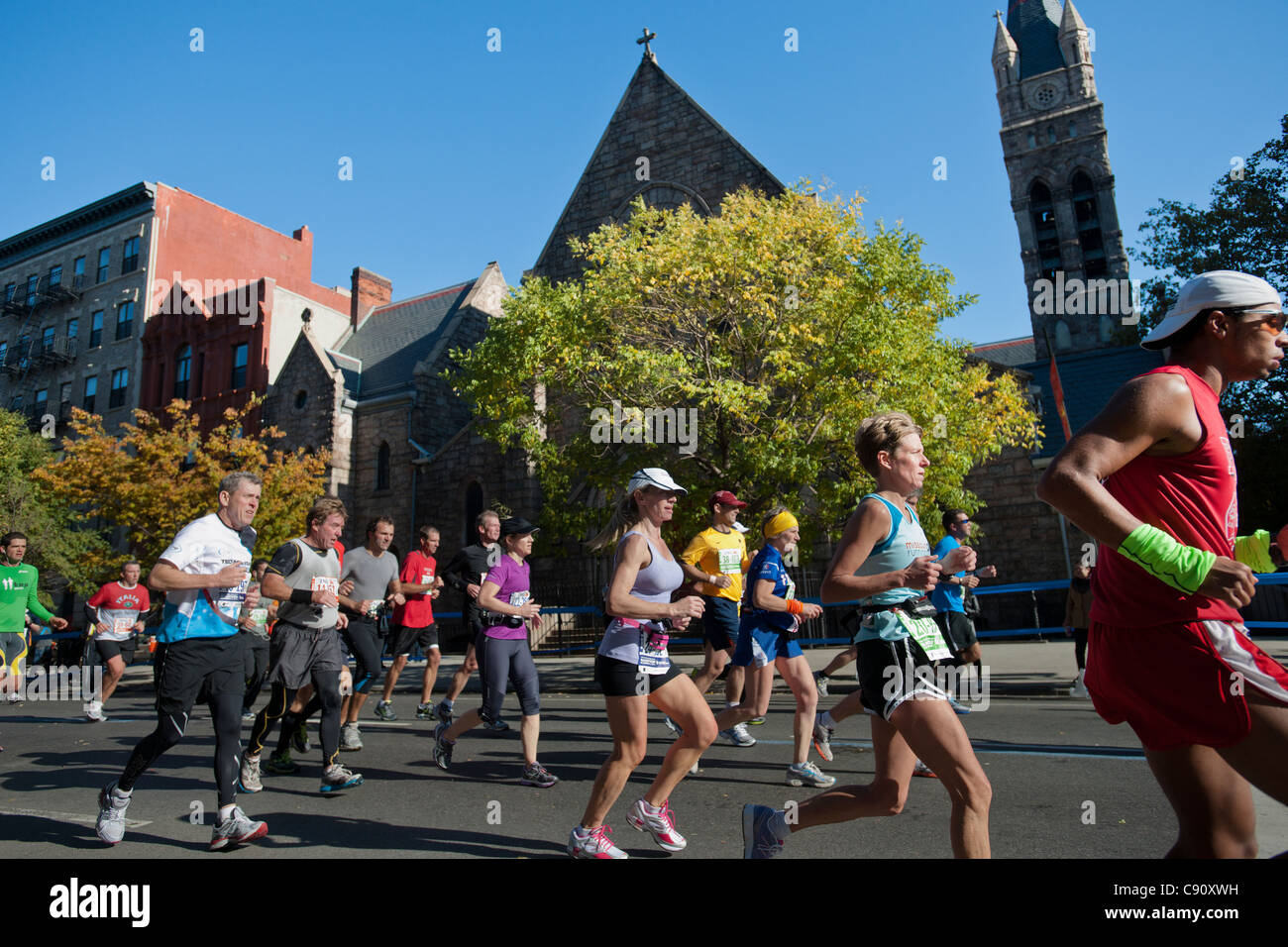 Guide di scorrimento in gara scendono Fifth Avenue attraverso Harlem nel annuale quarantaduesima ING New York City Marathon Foto Stock