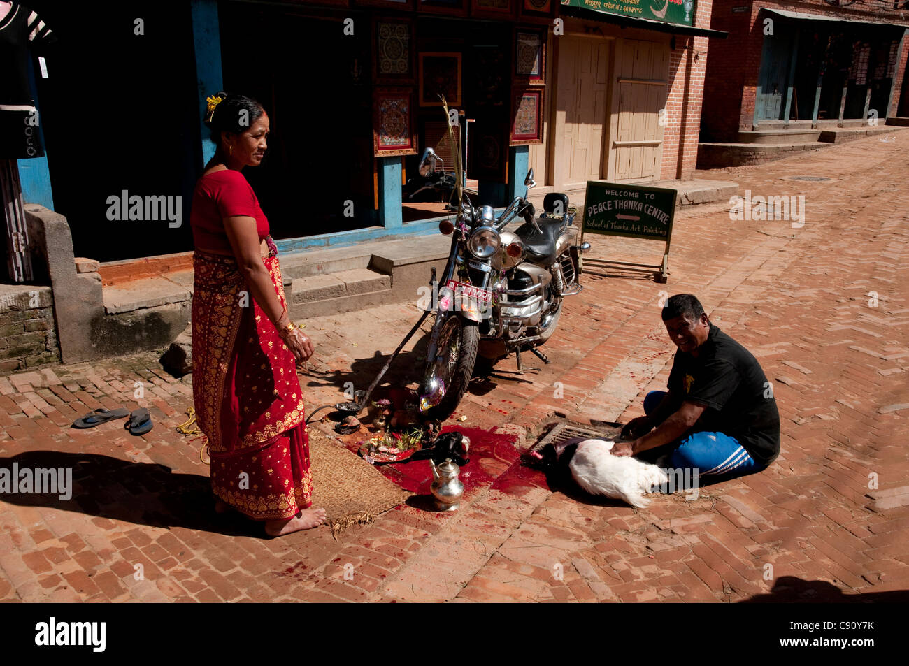 È comune per un utente della strada per fare un'offerta e chiedere la benedizione per un prossimo viaggio in Nepal. Foto Stock