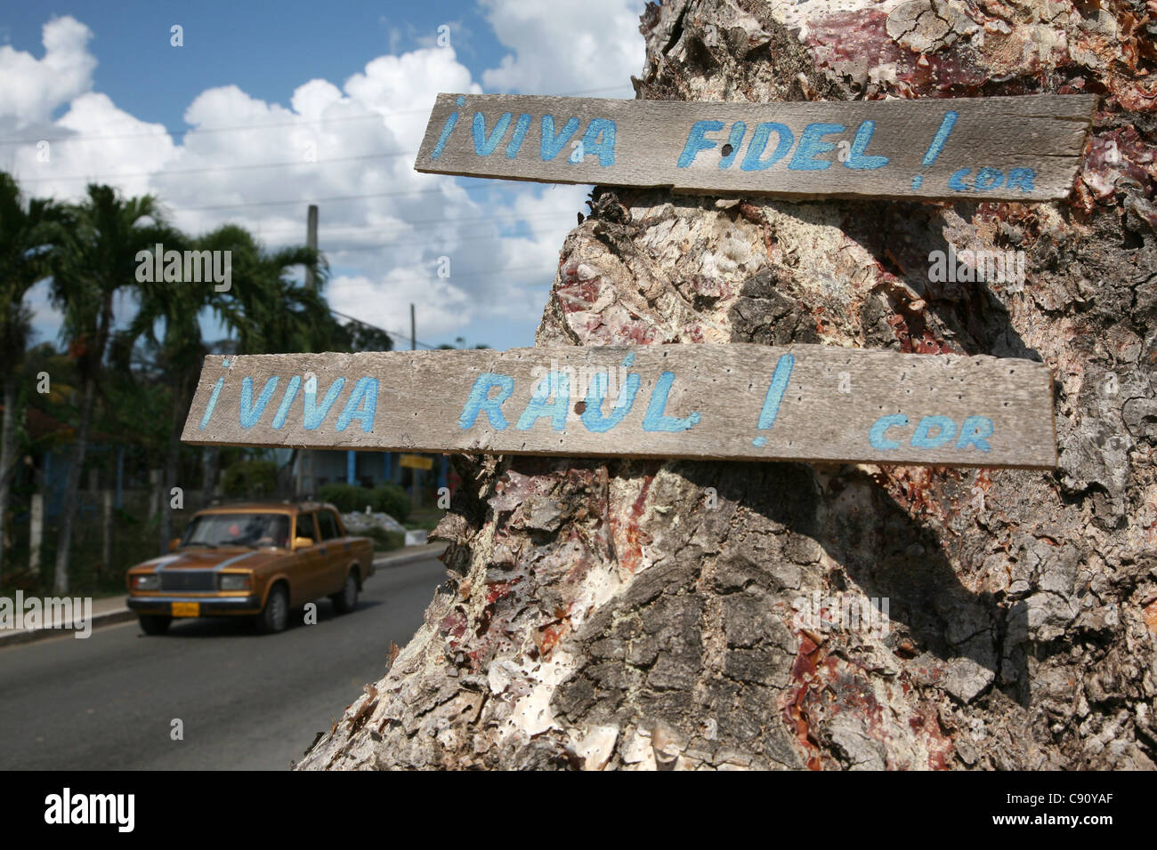 Lunga vita a Fidel Castro! Lunga vita a Raul Castro! Slogan installato accanto alla strada per la città di Vinales, Cuba. Foto Stock