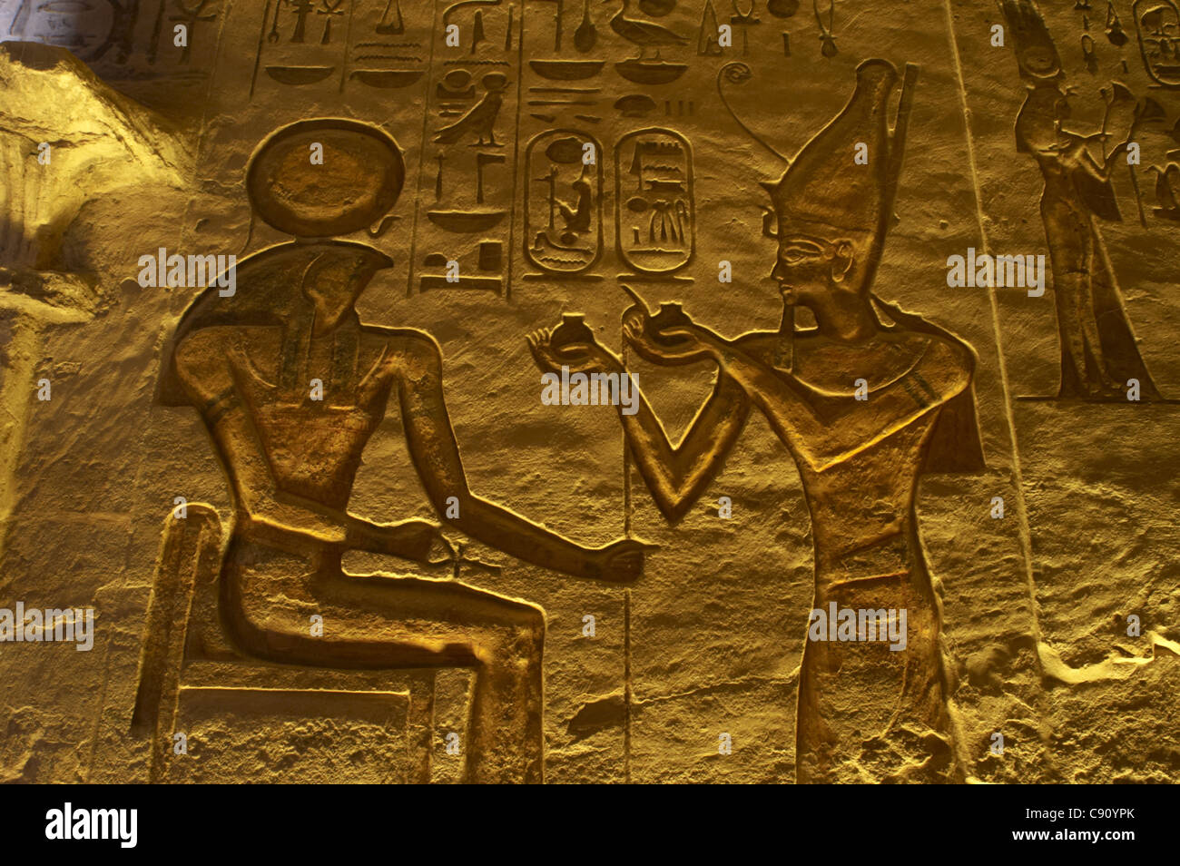 Arte Egizia Grande Tempio di Ramses II. Rilievo raffigurante il faraone Ramses II fare un sacrificio al dio Ra. Abu Simbel. L'Egitto. Foto Stock