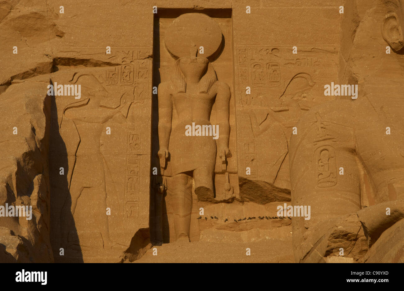 Arte Egizia Grande Tempio di Ramses II. La scultura del dio Ra. Abu Simbel. L'Egitto. Foto Stock
