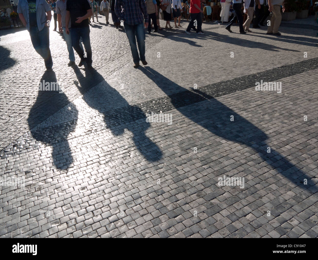 Strada di ciottoli, Praga, con lunghe ombre della sera Foto Stock