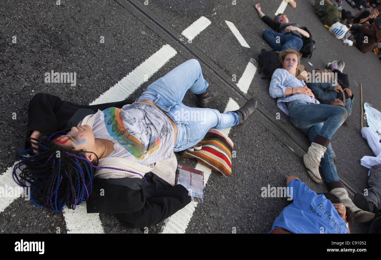 Protesta sul Westminster Bridge, "Blocco ponte', chiamato da UK intonso per protestare contro il NHS tagli di bilancio da parte del governo Foto Stock