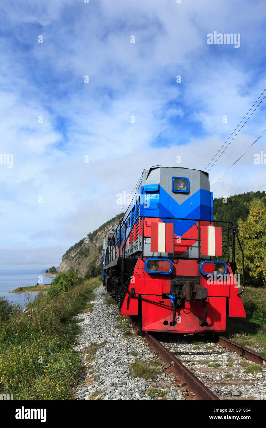 Il Trans Siberian express railway percorso costeggia il lago Baikal un grande lago di acqua dolce e di area di straordinaria bellezza naturale e di una Foto Stock