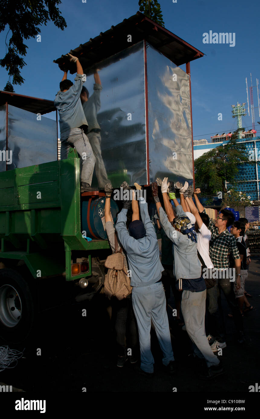 Floating wc per le vittime delle inondazioni è caricato sul carrello di sfiato. Lo Stadio Nazionale di Bangkok, Tailandia il Lunedì, Novembre 7th, 2011. Thailandia sta vivendo la sua peggiore inondazione in più di cinquant'anni. Credito: Kraig Lieb Foto Stock