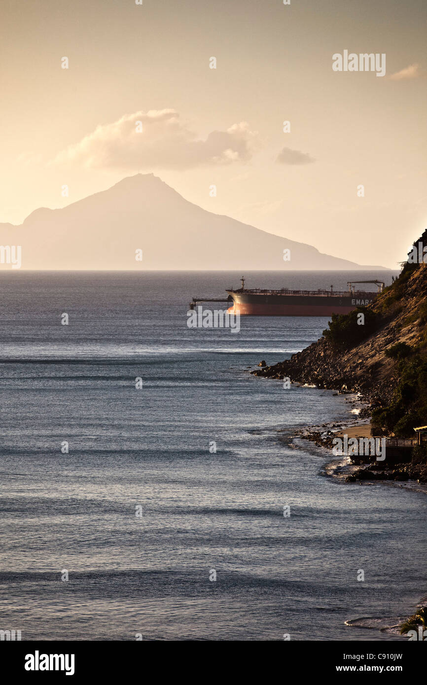 I Paesi Bassi, Oranjestad, Sint Eustatius Isola, olandese dei Caraibi. Tanker ormeggiare al porto di Statia terminale petrolifero. Isola di Saba. Foto Stock