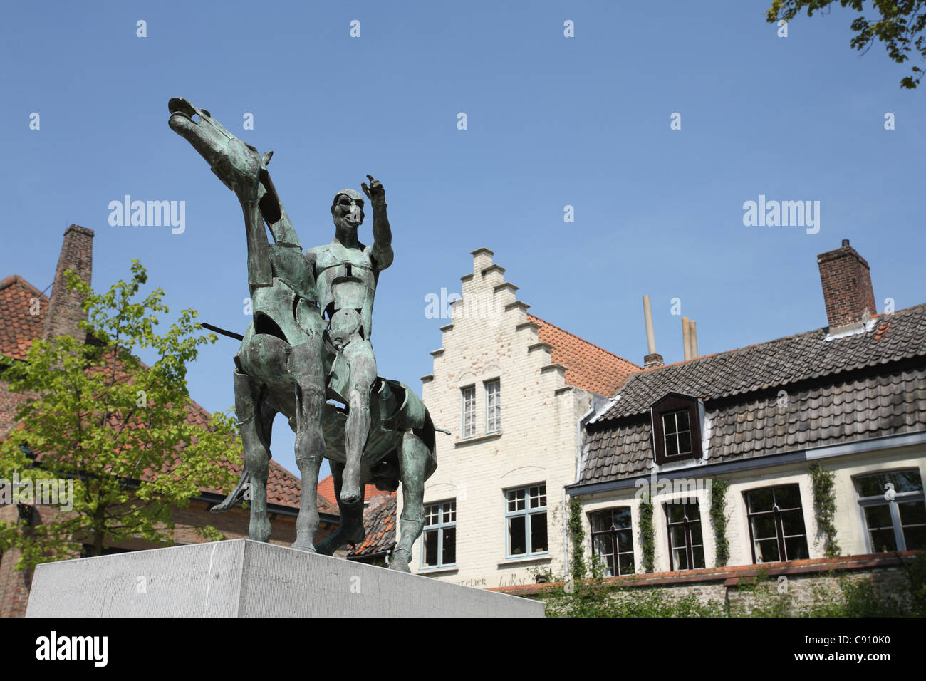 Vi è una scultura di uno dei quattro cavalieri dell'Apocalisse dallo scultore da Rik Poot situato nel giardino del Foto Stock