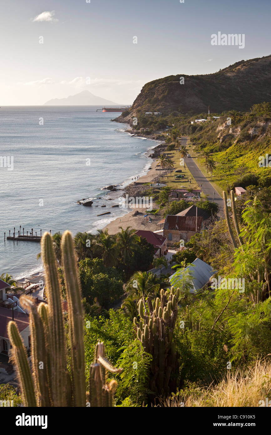 I Paesi Bassi, Oranjestad, Sint Eustatius Isola, olandese dei Caraibi. Oranjestad Bay e la città bassa da fort. Isola di Saba. Foto Stock