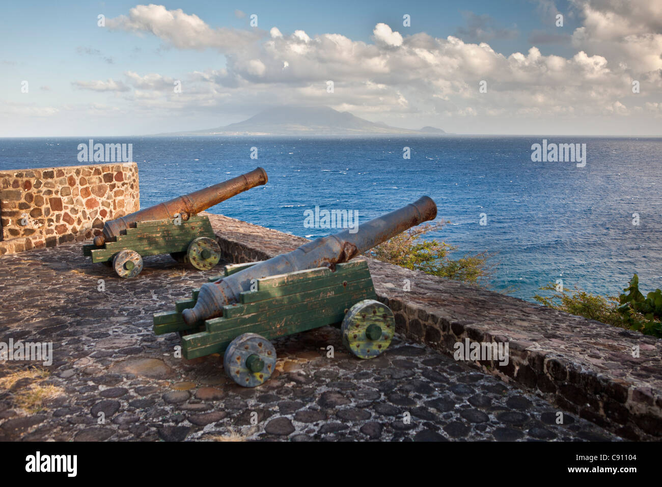 I Paesi Bassi, Oranjestad, Sint Eustatius Isola, olandese dei Caraibi. I cannoni di ex Fort De Windt. Isola San Kitts. Foto Stock