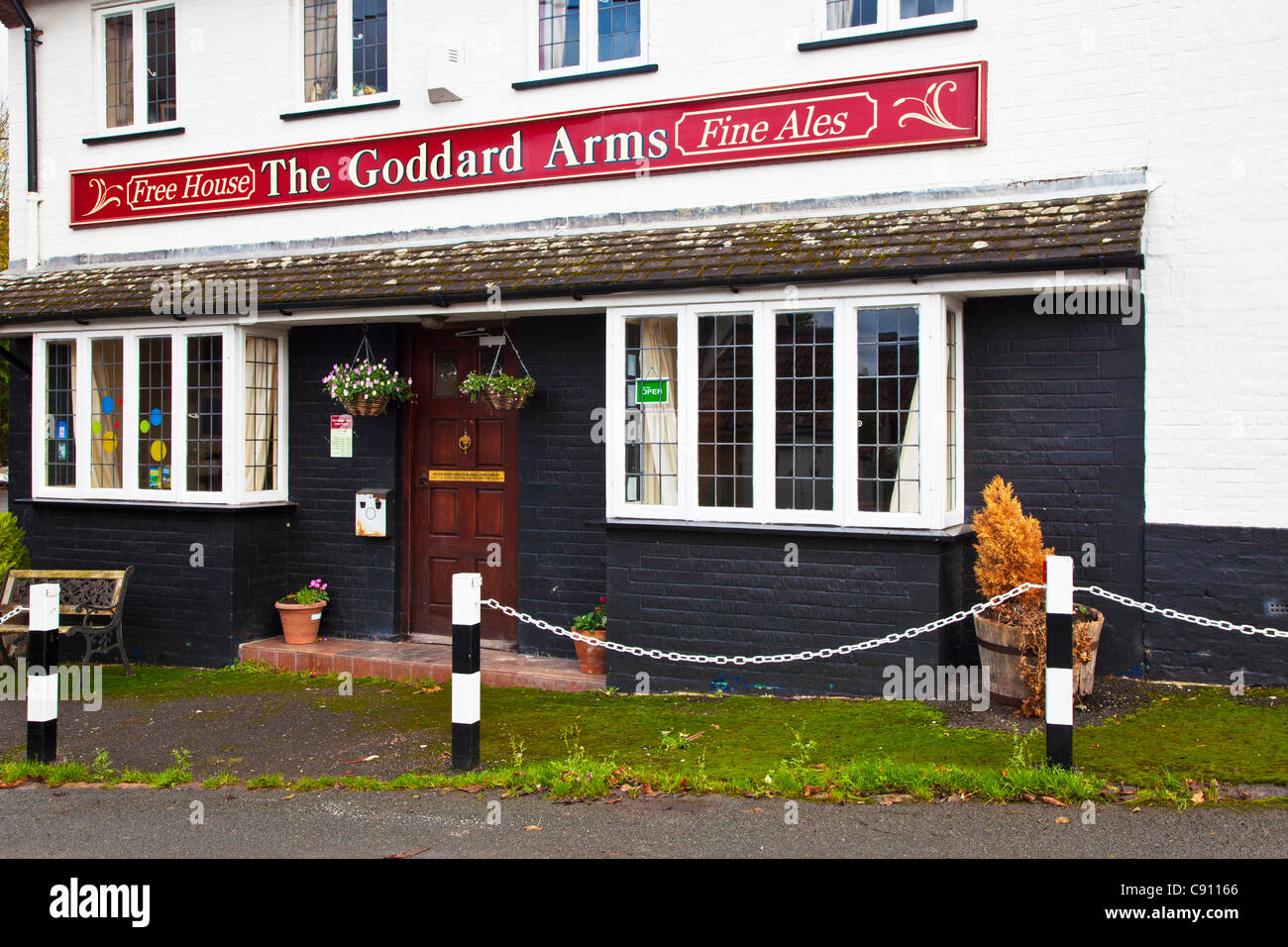 Il Goddard bracci, un tipico paese di lingua inglese village pub e libera in casa Pypard Clyffe, Wiltshire, Inghilterra, Regno Unito Foto Stock