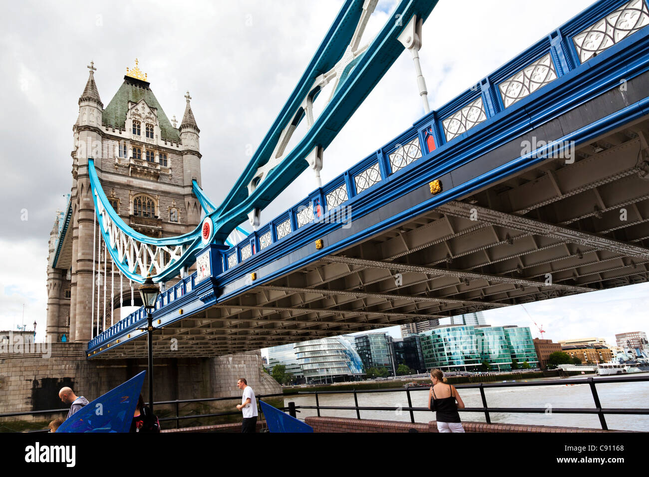Orizzontale basso angolo di visione di un ponte e il Tower Bridge di Londra, Regno Unito, Inghilterra Foto Stock