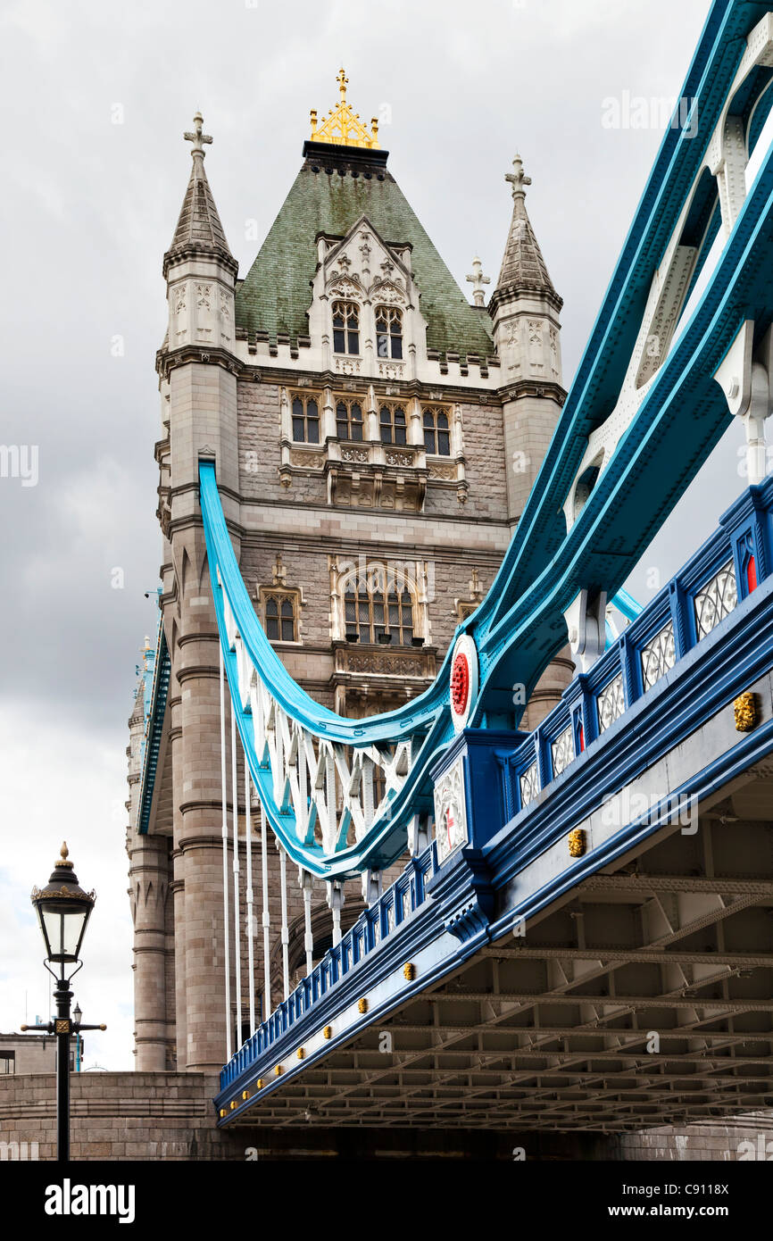 Verticale basso angolo di visione di un ponte e il Tower Bridge di Londra, Regno Unito, Inghilterra Foto Stock