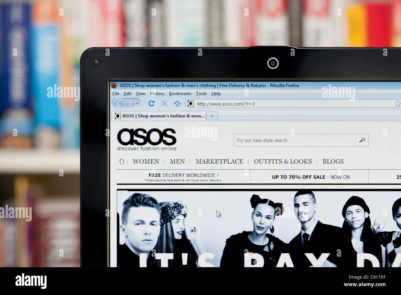 Il sito web Asos sparato contro una libreria sullo sfondo (solo uso editoriale: -print, TV, e-book e Redazione sito web). Foto Stock