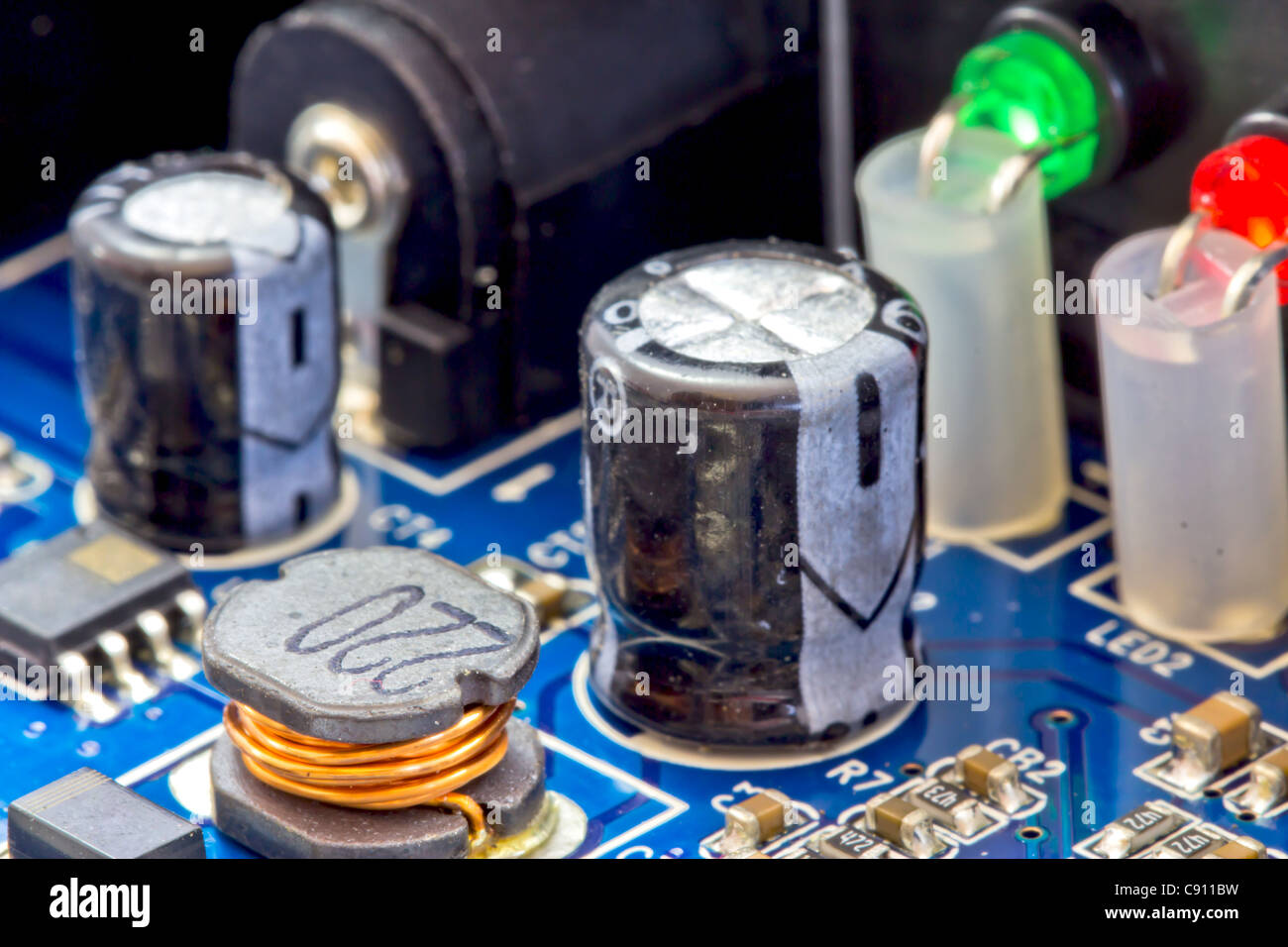 I condensatori di filtro e la bobina nel circuito di alimentazione della  scatola esterna per unità 3.5 Foto stock - Alamy