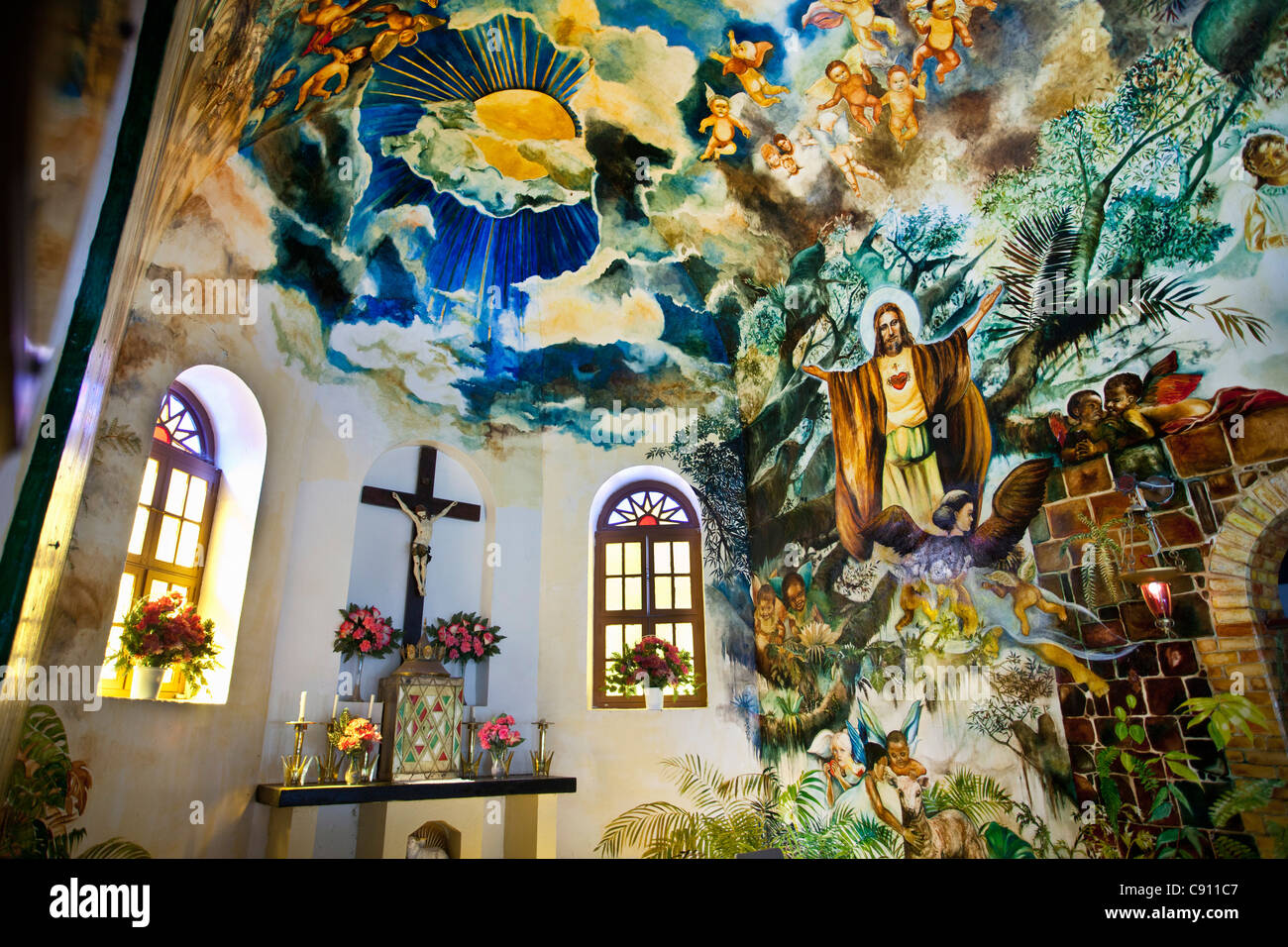 Isola di Saba, olandese dei Caraibi. Chiesa del Sacro Cuore di Gesù, la Chiesa cattolica romana. Murale dipinto dall'artista residente Heleen Cornet. Foto Stock