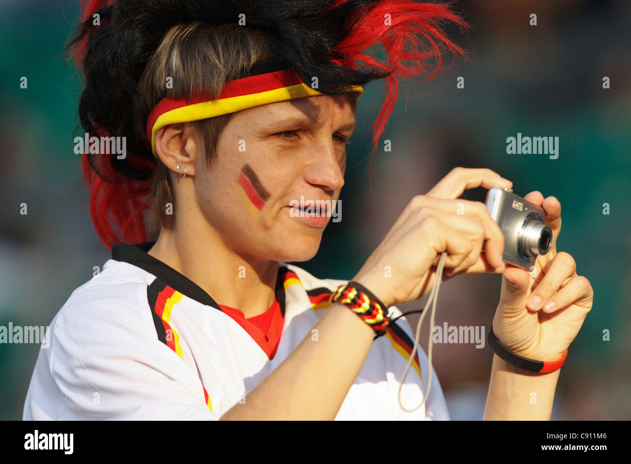 Una Germania sostenitore scatta una foto con una fotocamera compatta alla Coppa del Mondo Donne quarterfinal match tra la Germania e il Giappone Foto Stock