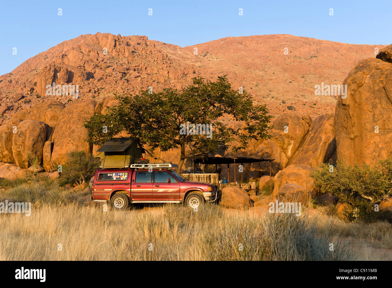 Veicolo con rooftent sulla fattoria Koiimasis Tiras montagne della Namibia Foto Stock