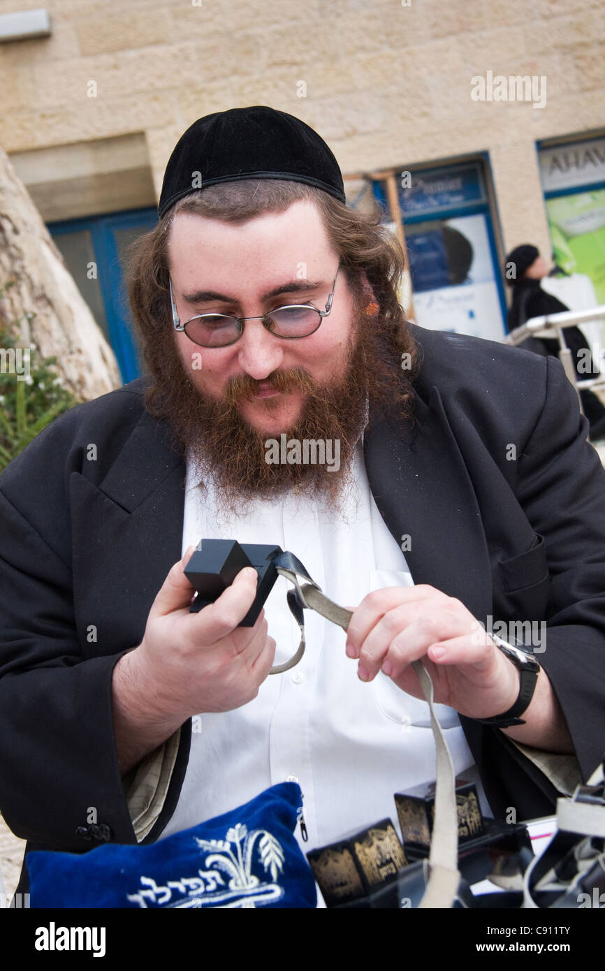 Un ebreo ortodosso rende Tefillin anche chiamato phylacteries a Gerusalemme in Israele Foto Stock