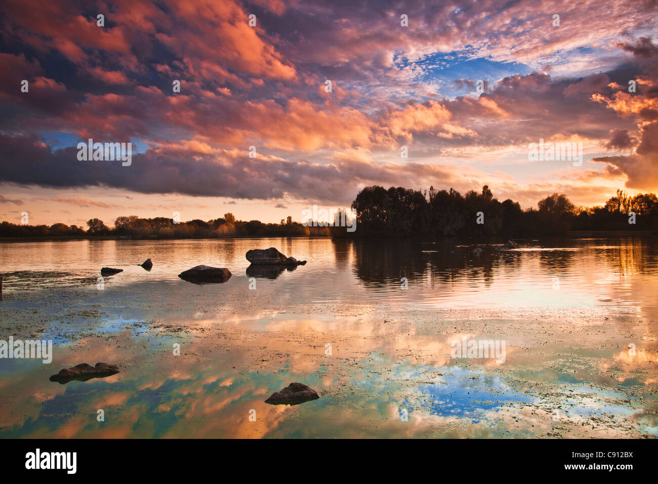 Un autunno tramonto sul lago a Colwick Country Park, Nottingham, Nottinghamshire, England, Regno Unito Foto Stock
