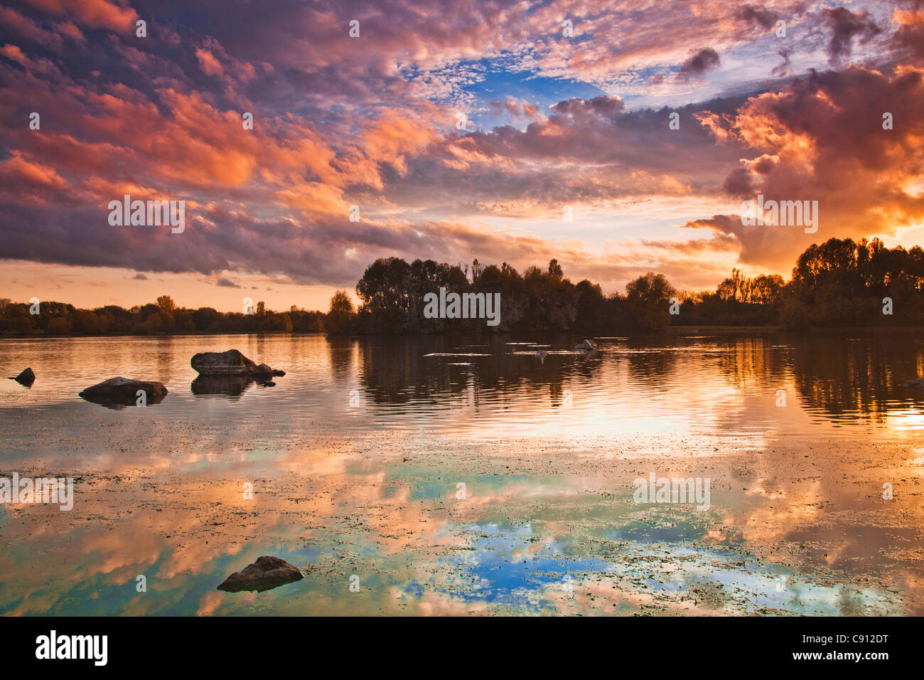 Un autunno tramonto sul lago a Colwick Country Park, Nottingham, Nottinghamshire, England, Regno Unito Foto Stock