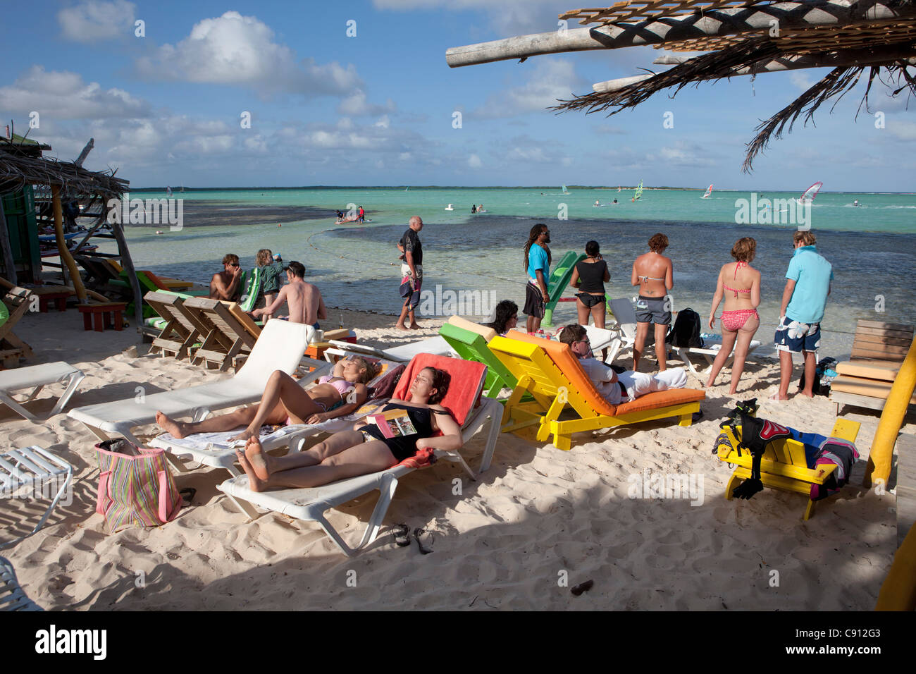 I Paesi Bassi, Bonaire Island, olandese dei Caraibi, Kralendijk, Surfbeach. Wind Surf a Lac Bay. Foto Stock