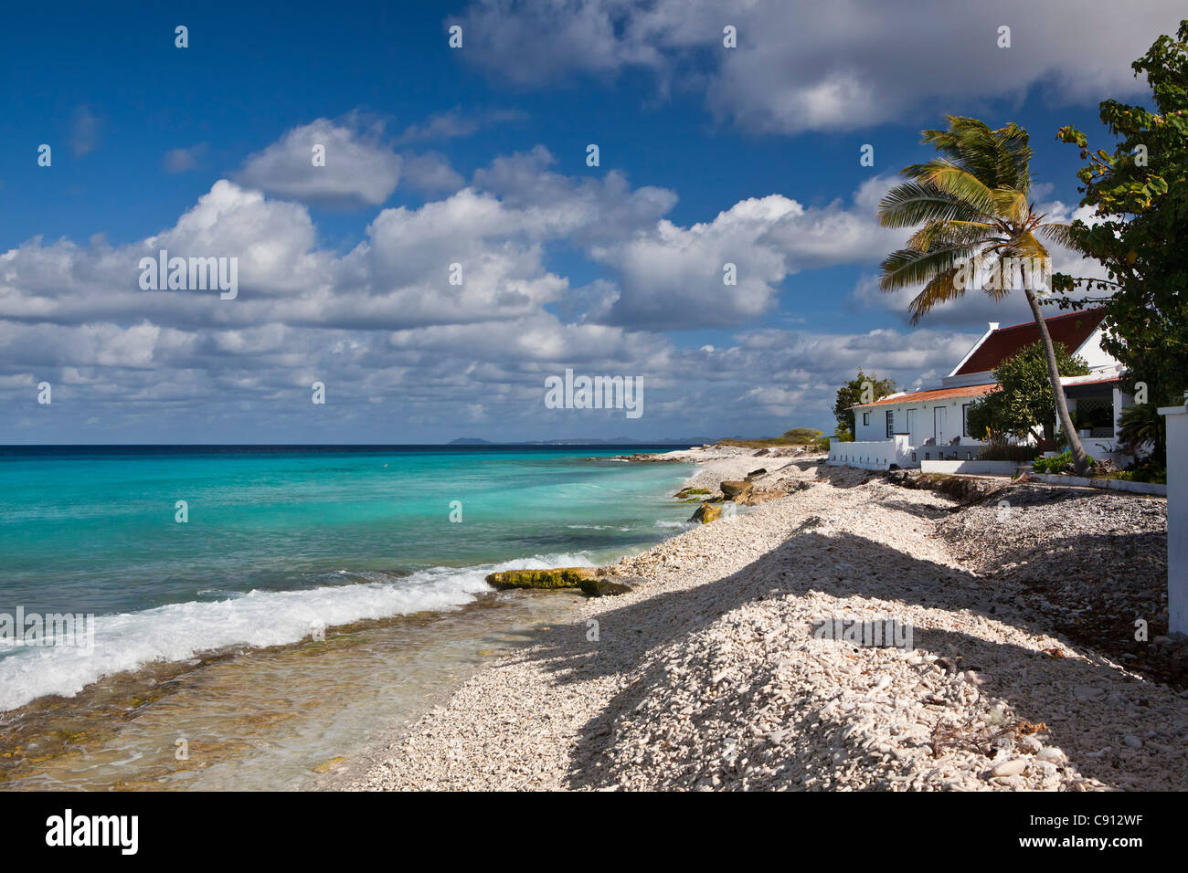 I Paesi Bassi, Bonaire Island, olandese dei Caraibi, Kralendijk, casa sulla spiaggia. Foto Stock