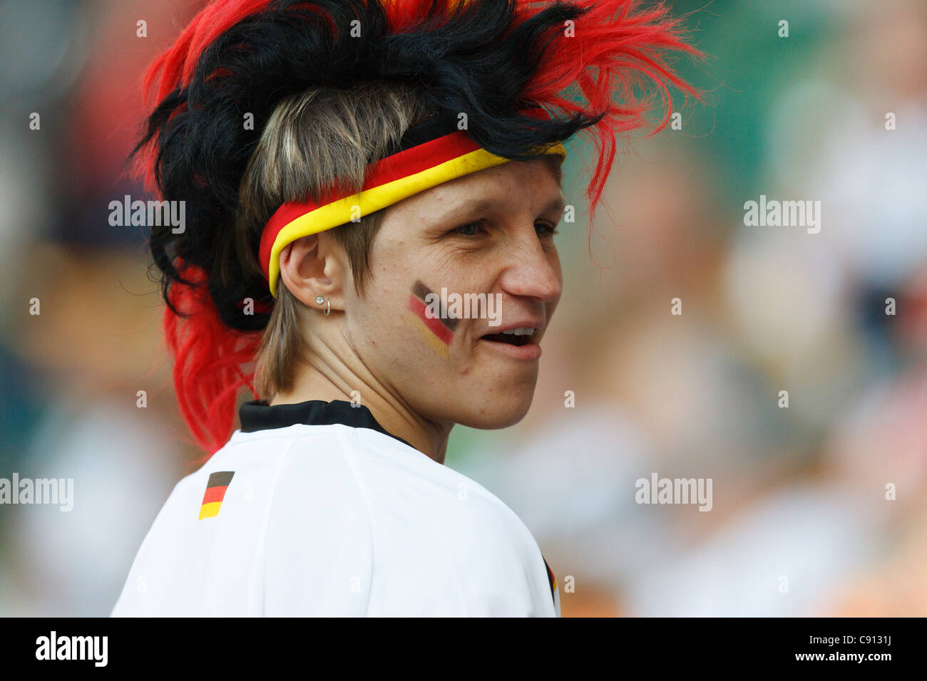 Un sostenitore della Germania nelle gabbie attende l'inizio di un 2011 Coppa del Mondo Donne quarterfinal match tra Germania e Giappone. Foto Stock