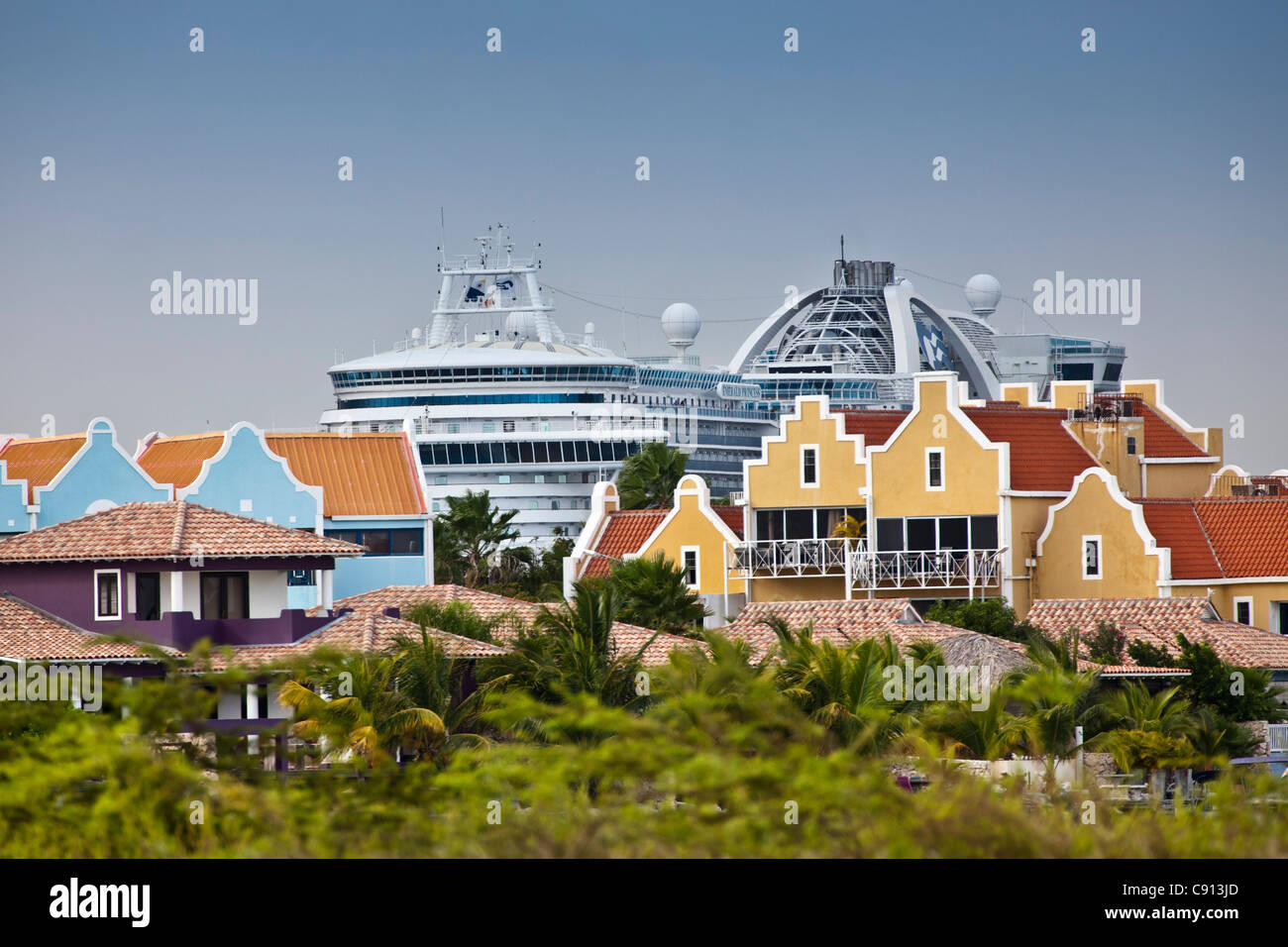 I Paesi Bassi, Bonaire Island, olandese dei Caraibi, la nave di crociera nel porto. Case vacanze in stile olandese antico stile di architettura. Foto Stock