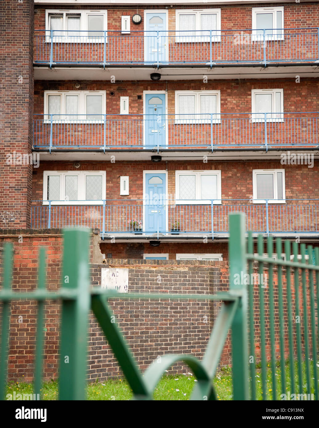 Alloggiamento del Consiglio è una forma di enti pubblici o di alloggi sociali e ci sono grandi e vecchi e piuttosto obsoleto estates in Sud ed Est Foto Stock