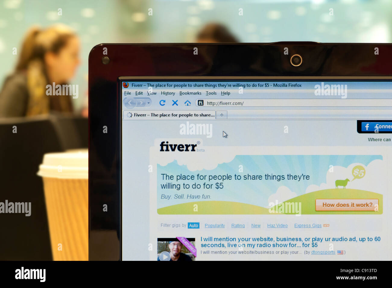 Il sito web Fiverr shot in una caffetteria ambiente (solo uso editoriale: -print, TV, e-book e Redazione sito web). Foto Stock