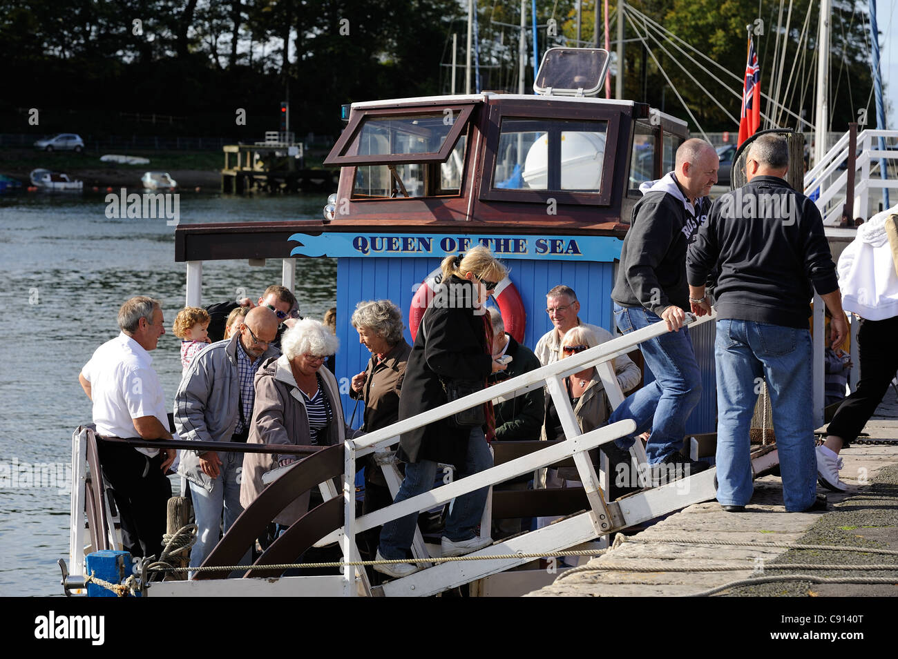 I passeggeri in partenza la regina del mare piacere cruiser dopo una crociera lungo il menai strait caernarfon gwynedd north Wales UK Foto Stock