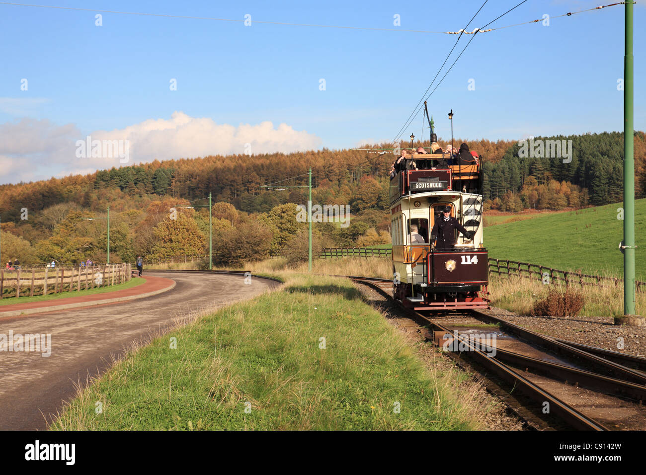Un doppio adorna open top tram con colori autunnali in background il museo Beamish, North East England, Regno Unito Foto Stock