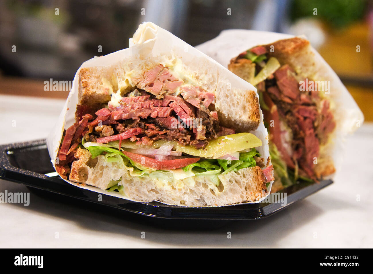 Pastrami sandwich al Porto Vecchio Mercato degli Agricoltori a Tel Aviv Foto Stock