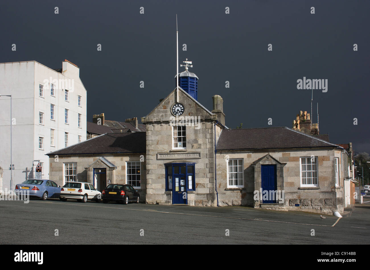 Caernarfon è un gallese storica città mercato di un castello. Essa si trova alla foce del fiume Seiont e ha porto Foto Stock