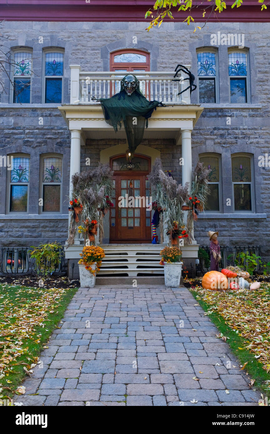 Decorazioni di Halloween su una casa in zona Outremont Montreal Canada Foto Stock