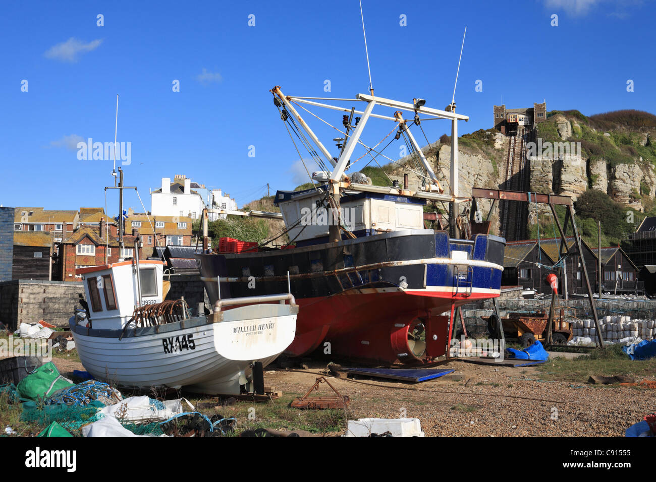 Le navi da pesca in Stade, Hastings, East Sussex, Regno Unito in background è la ferrovia funicolare Foto Stock