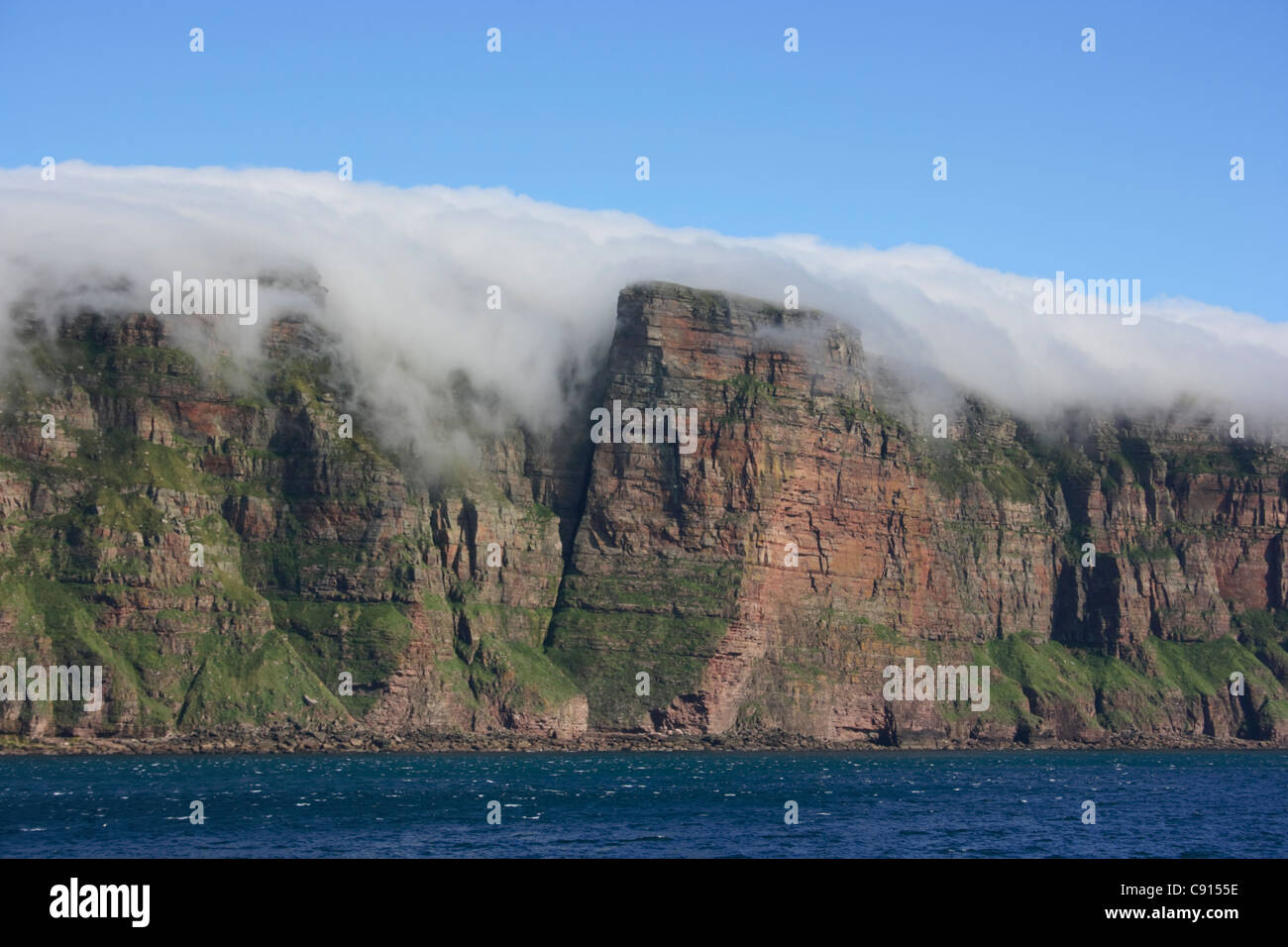 Hoy è la seconda isola più grande nelle Orkney. St John's testa è il più alto in verticale scogliera sul mare in Gran Bretagna. Essa è spesso avvolto Foto Stock