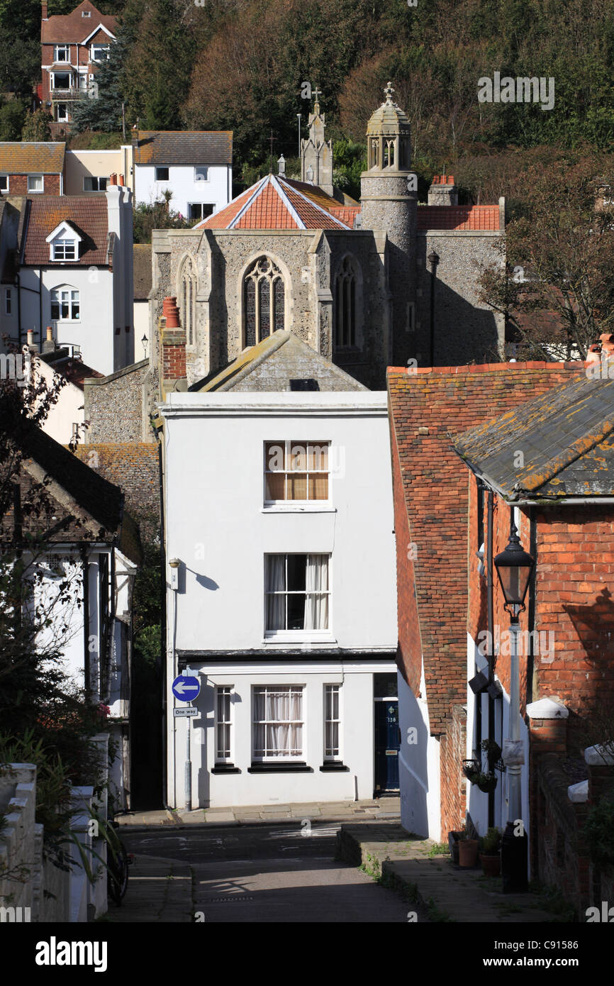 Grado 2 elencati di casa con la Basilica di Santa Maria Stella del mare chiesa in background Hastings, East Sussex, South Coast, England, Regno Unito Foto Stock
