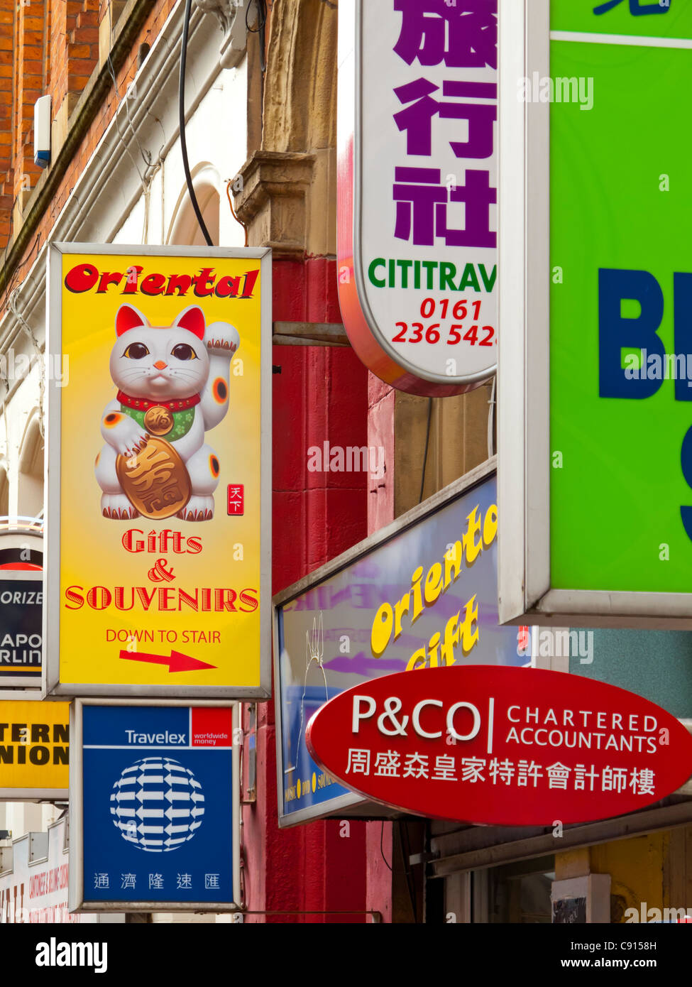 Segni colorati su edifici nell'area di Chinatown di Manchester City Centre Inghilterra REGNO UNITO Foto Stock