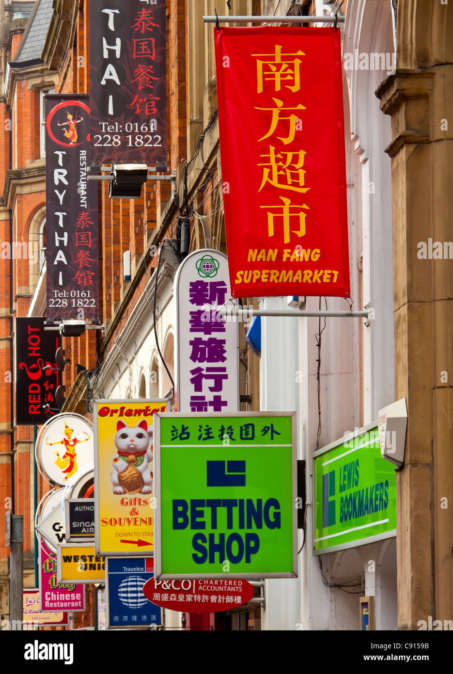 Segni colorati su edifici nell'area di Chinatown di Manchester City Centre Inghilterra REGNO UNITO Foto Stock