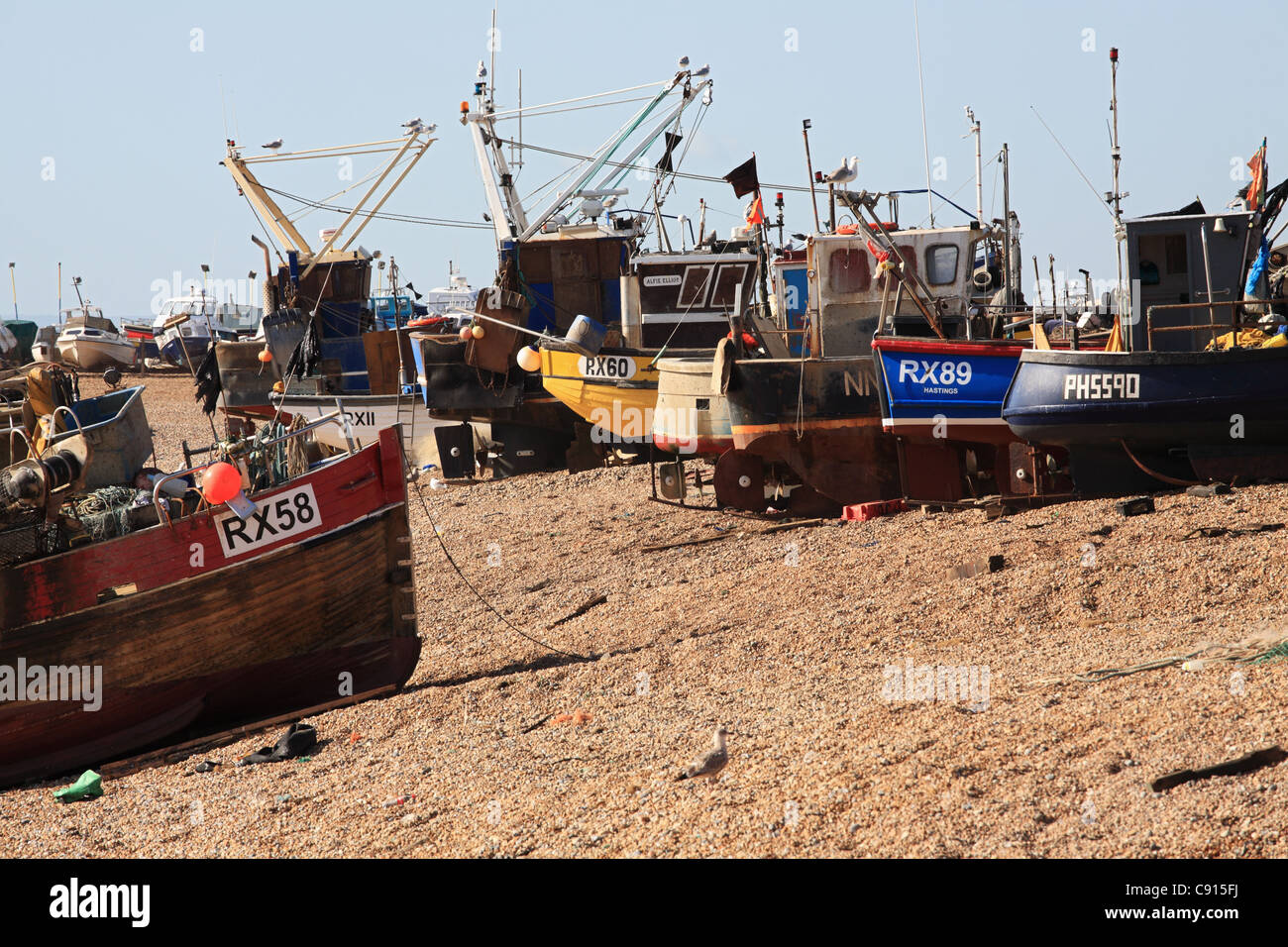 Le navi da pesca sulla spiaggia di Stade, Hastings, East Sussex, Regno Unito Foto Stock