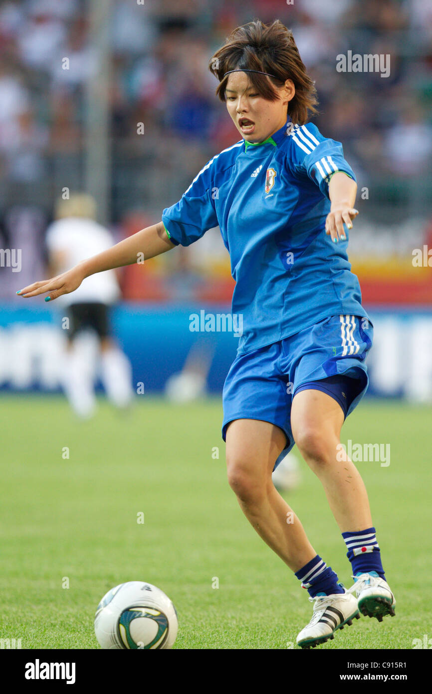 Il Giappone Saki Kumagai si riscalda prima di una partita di calcio dei quarti di finale di Coppa del mondo femminile 2011 contro la Germania all'Arena Im Allerpark il 9 luglio 2011 a Wolfsburg, Germania. Solo per uso editoriale. Uso commerciale vietato. (Fotografia di Jonathan P. Larsen) Foto Stock
